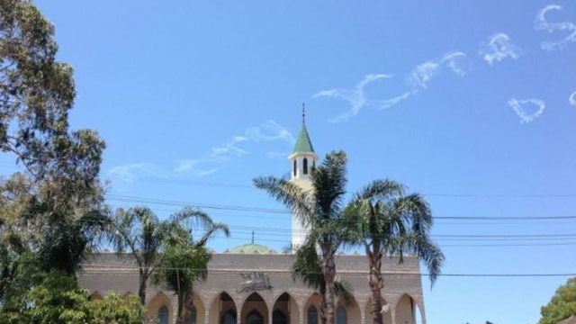 Hoax: Awan Bertuliskan "Merry Xmas" Terlihat di atas Langit Sebuah Masjid 2312_xmas_sp