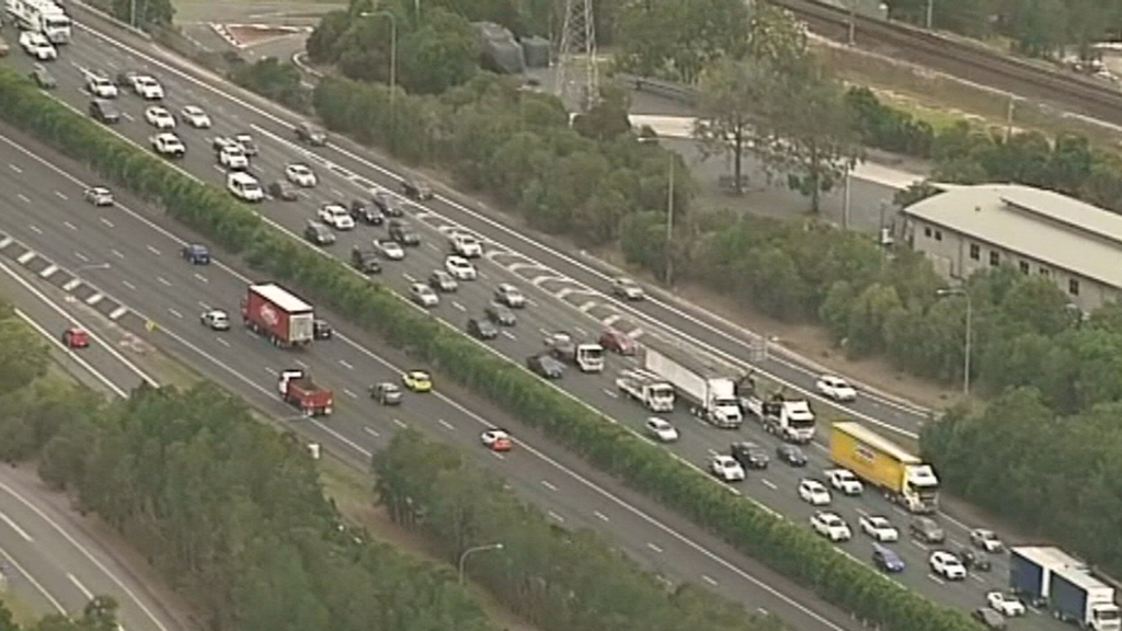 Truck Rollover Causes Lengthy Delays For Commuters South Of Brisbane 0847