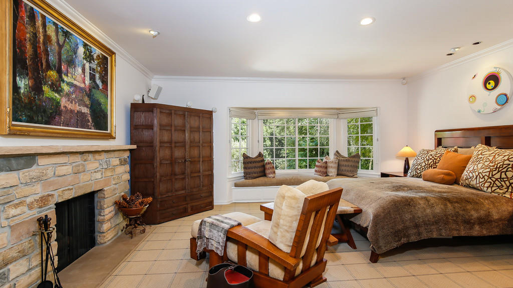 Golden Girls Star Rue Mcclanahan S Former La Home For The Home Has Four Bedrooms Six Bathrooms And A Living Room With Bar