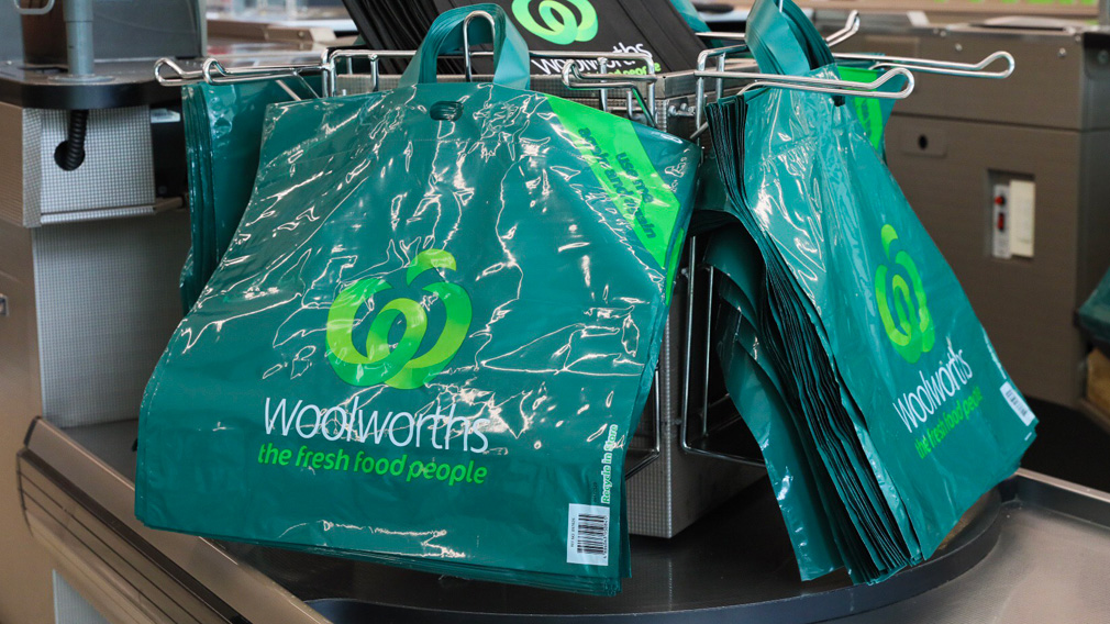 Woolworths to stop offering single-use plastic bags in its supermarkets Woolworths to stop offering single-use plastic bags in its supermarkets