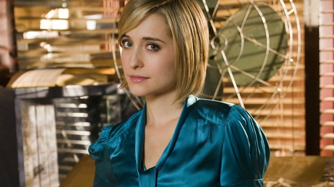 Smallville Star Allison Mack Accused Of Luring 25 Women Into Slave