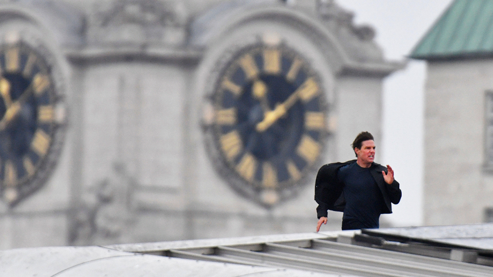 Tom Cruise stunt halts London traffic