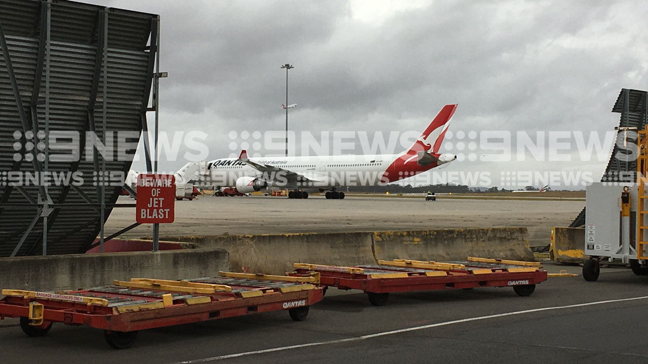 Qantas plane makes emergency landing in Melbourne after midair aircon issue