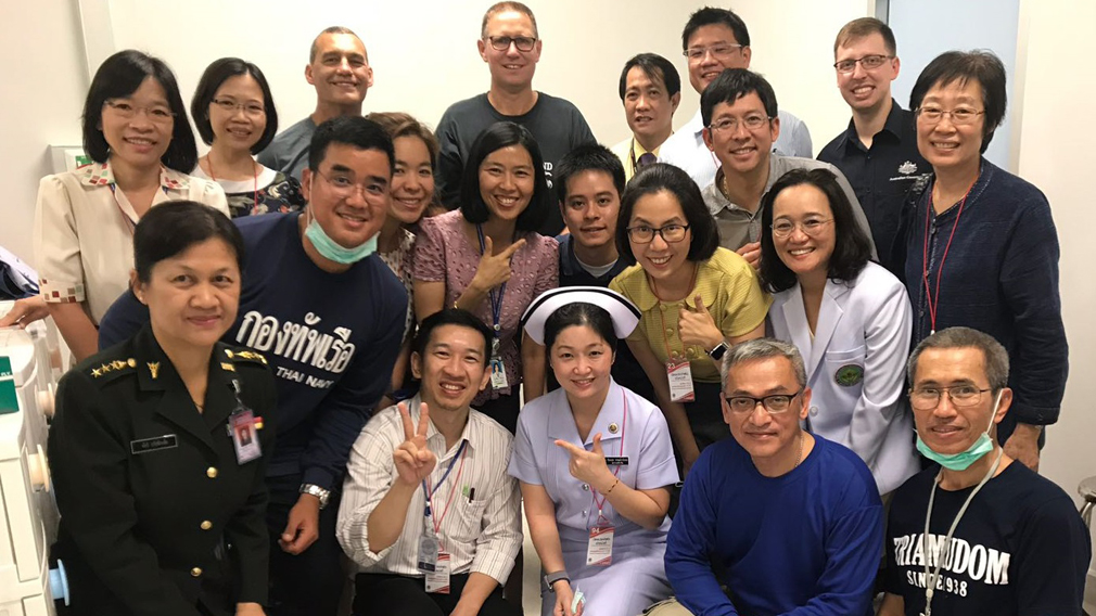 'Hero' Australian doctor meets Thai cave rescue medical staff