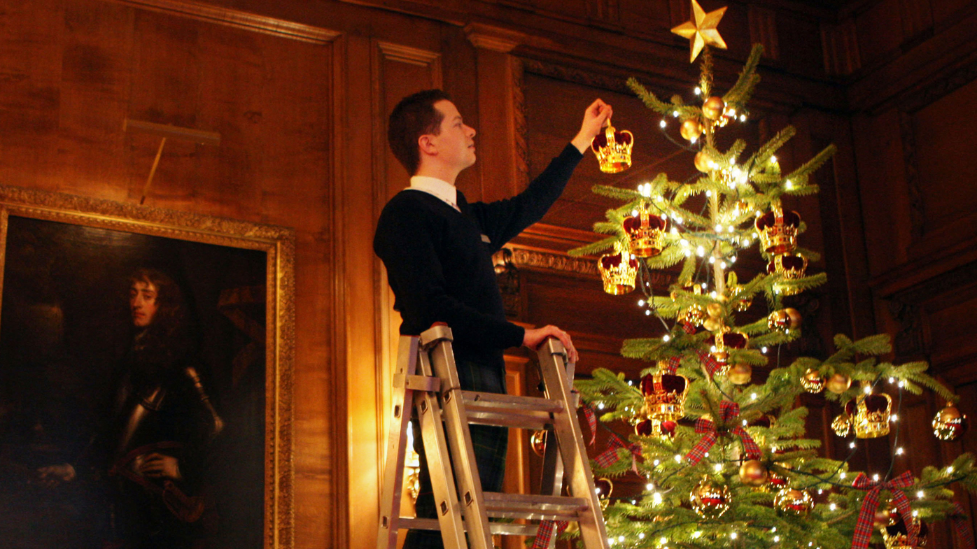 Heres How Buckingham Palace Does Christmas Decorations pictures photo Heres How Buckingham Palace Does Christmas Decorations