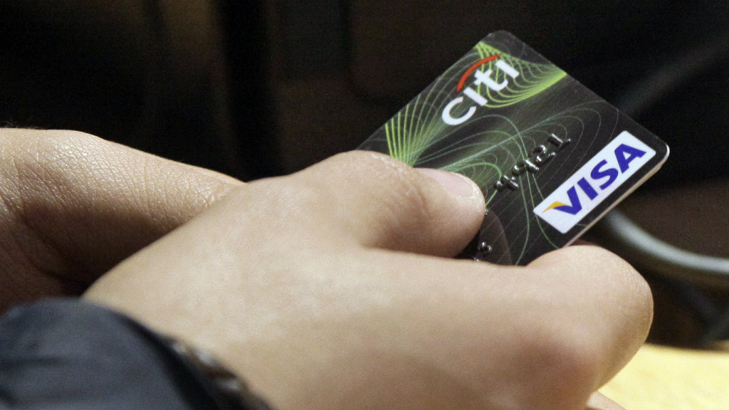 Massive class action against big banks over late credit card fees seeks