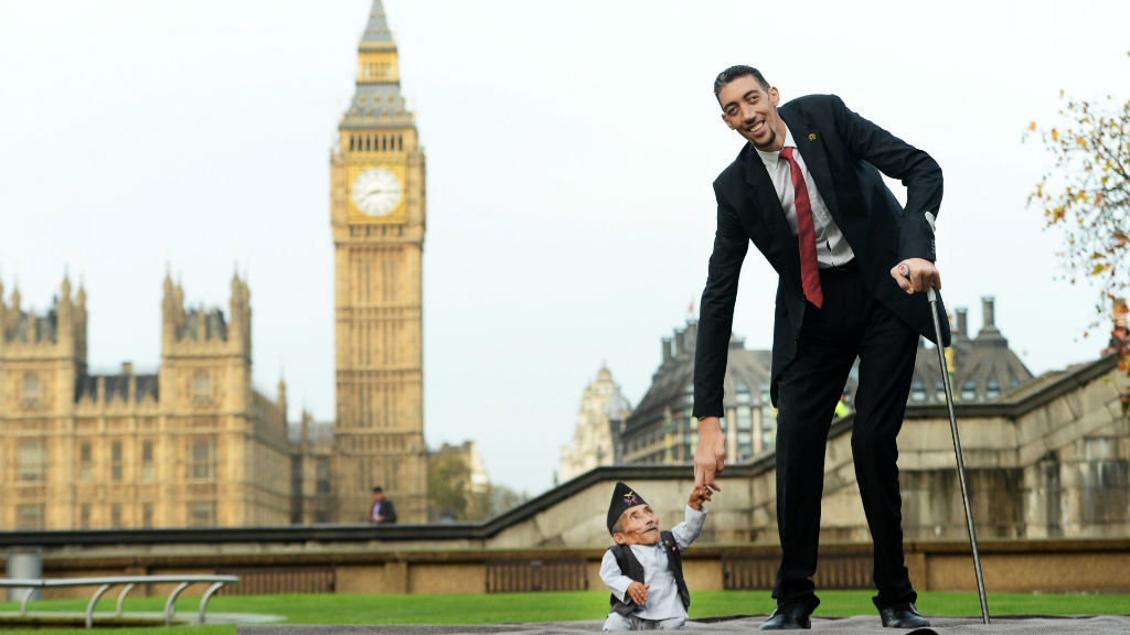 Worlds Tallest And Shortest Men Meet In London 9news