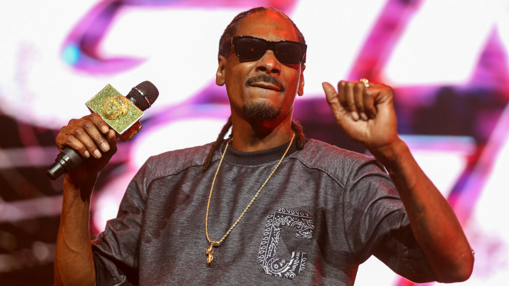 Drop it like it's hot: Rapper Snoop Dogg stopped at ...