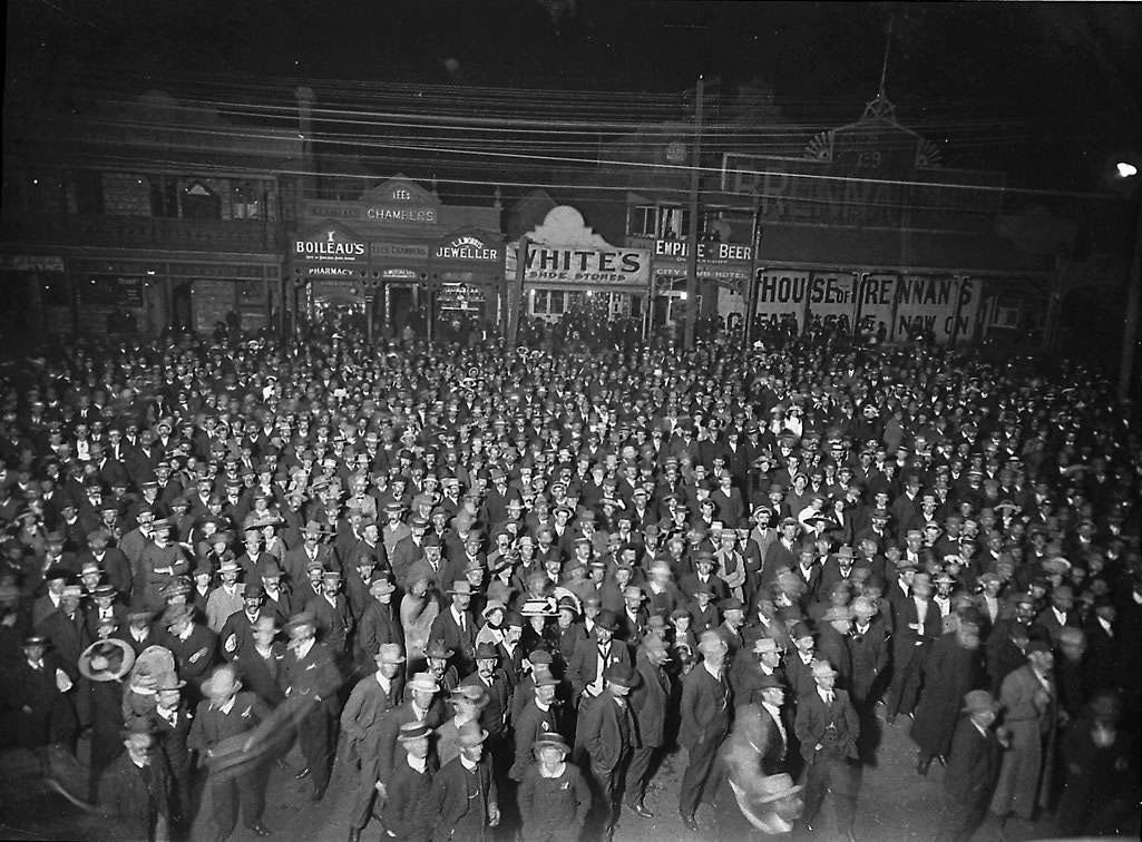 Kalgoorlie crowd awaits result of the referendum that made Australia