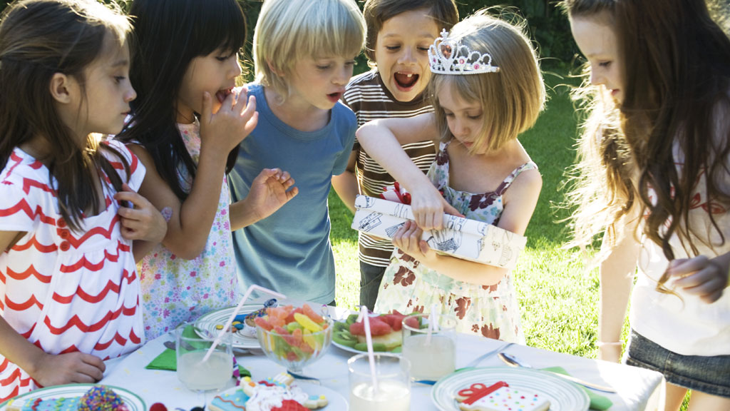 a-parent-s-guide-to-kids-birthday-party-etiquette-9honey