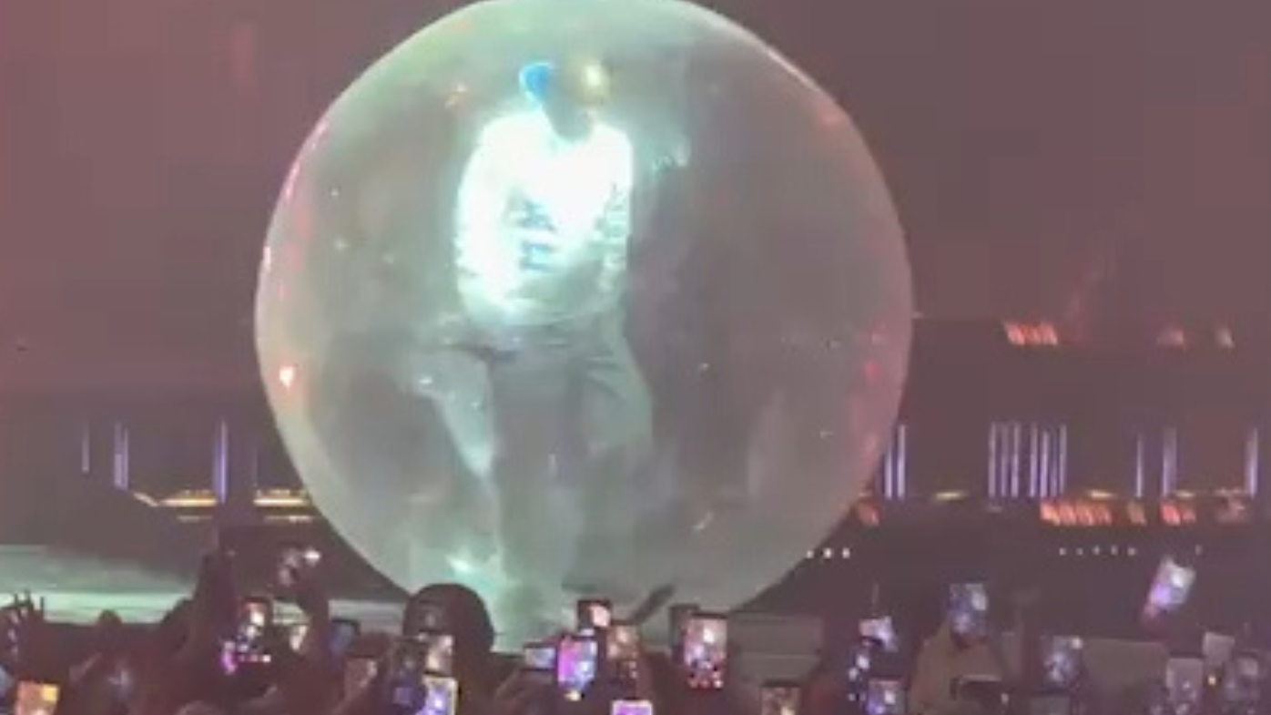 'The crowd had one job': Akon's bizarre crowd surfing stunt backfires in spectacular fashion during UK show
