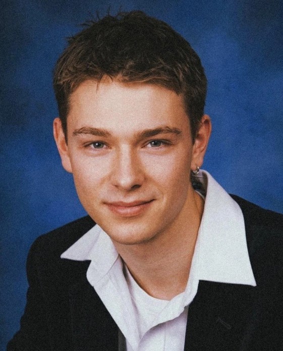 Fans go crazy over photo of 2000s heartthrob before his nose job