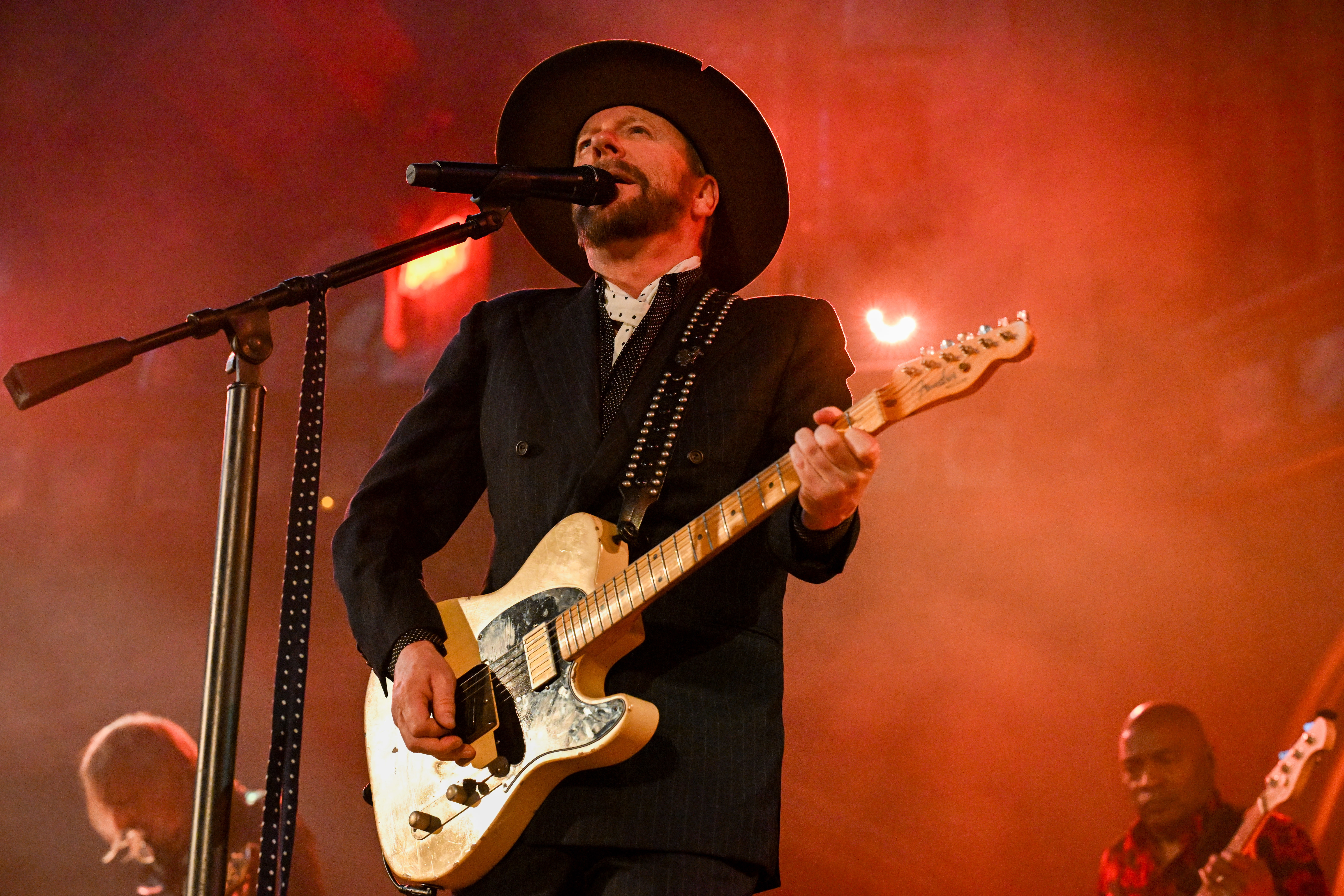 Kiefer Sutherland forced to cancel US leg of tour after 'low ticket sales'