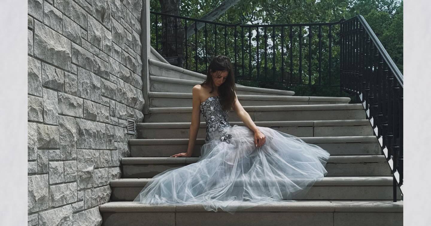 Nicole Kidman's daughter Sunday Rose dons $18K Oscar de la Renta ballgown to school formal