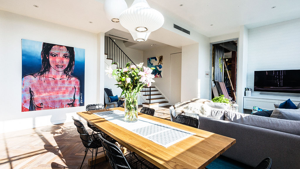 Initially the judges said Darren and Dee's living and dining space was "pretty" and "beautiful".