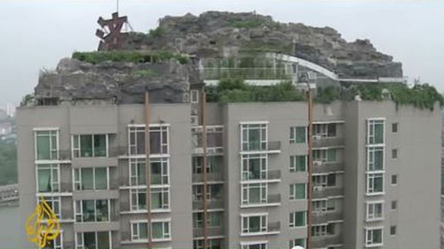 چینی ها شگفتی ایجاد کردند(ایجاد کوهستان بر بام ساختمان) 1