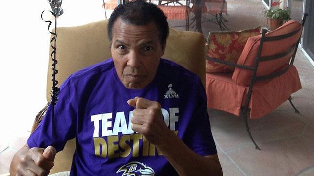 Boxing legend Muhammed Ali hit back at rumours he was about to die with this pic on Twitter. (Twitter)