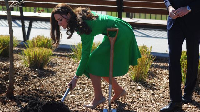 Duchess Kate turns a sod at the National Arboretum in Canberra. (AAP)