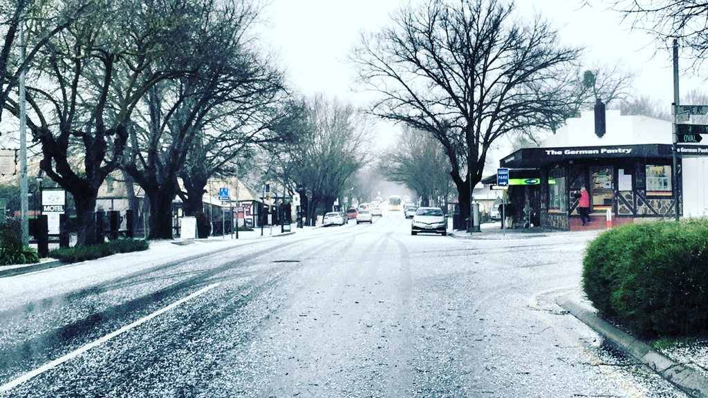 Snow falls in South Australia and Victoria as intense low grips