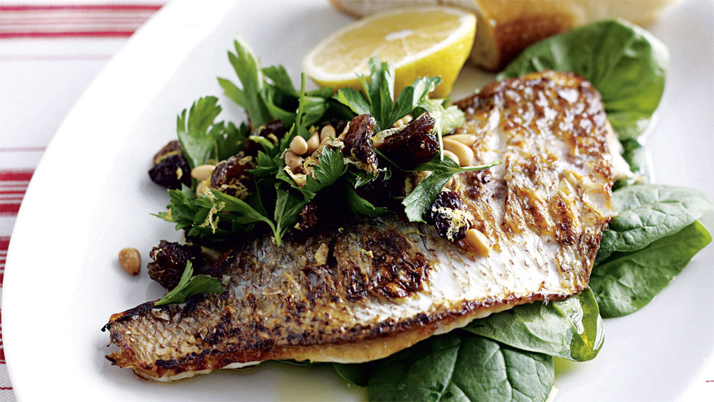 Pan-fried fish with lemon and spinach salad - 9Kitchen