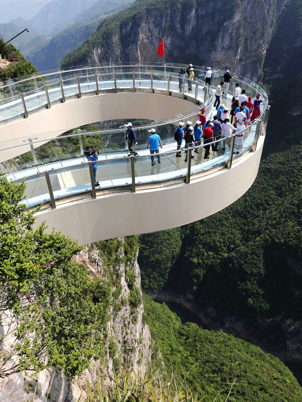 Китай интересные видео. Skywalk Китай. Подвесной мост – Skywalk. Подвесной мост Чунцине. Китай красивые места.
