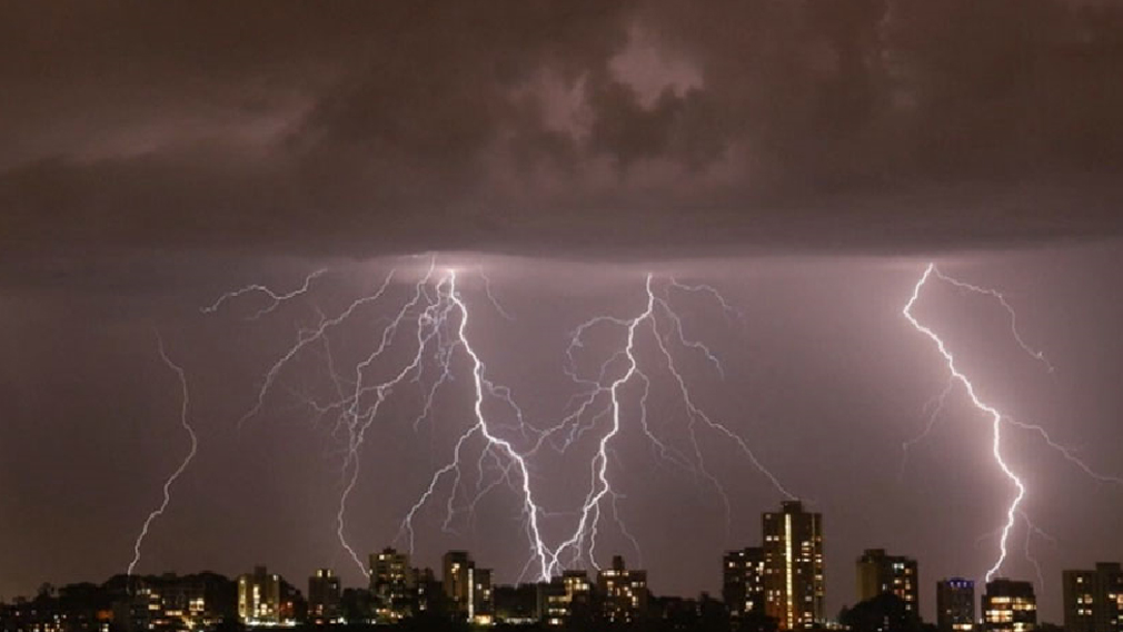 Wild Perth thunderstorms create spectacular lightning show