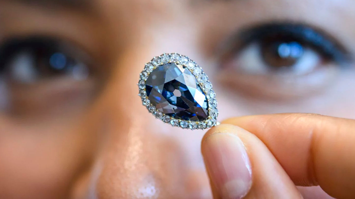 A blue diamond given to Elisabeth Farnese in 1715 has sold for $8.9 million at a Sotheby's auction.