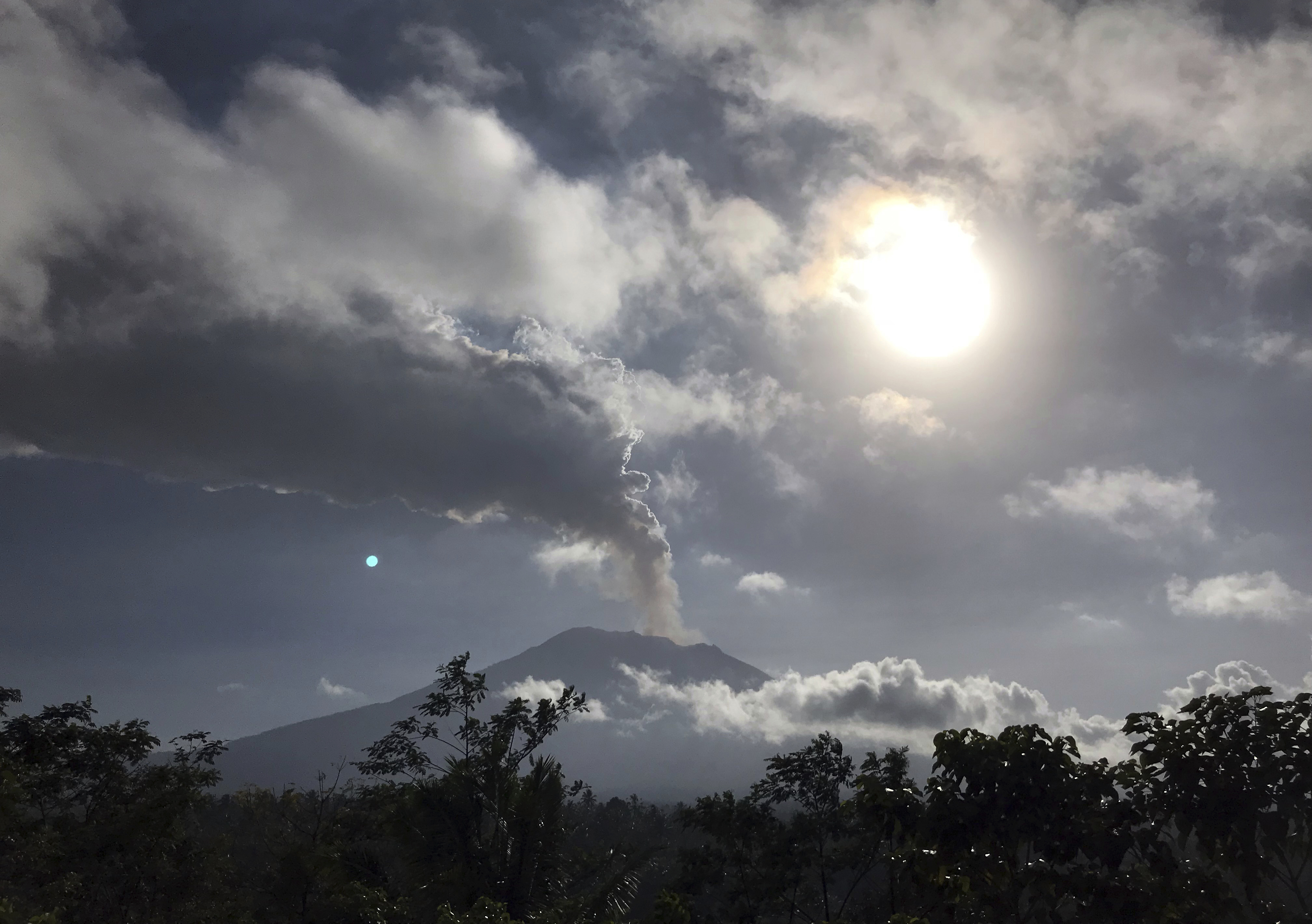 Mt Agung eruption: Bali airports reopen after almost 450 flights affected