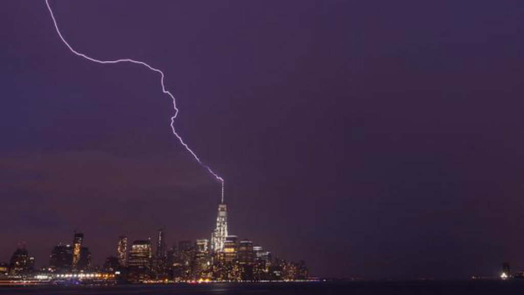 Thunderstorm turns One World Trade Centre into lightning rod