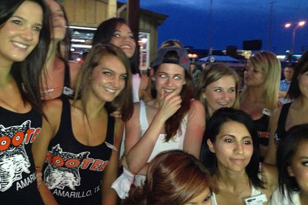 Finally a smile! A happy Kristen Stewart poses with Hooters waitresses ...