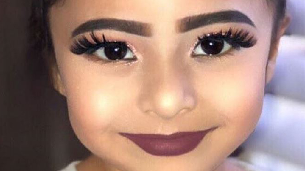 Resultat legering Sæt tøj væk Blogger sparks outrage with photo of little girl in heavy makeup - 9Honey