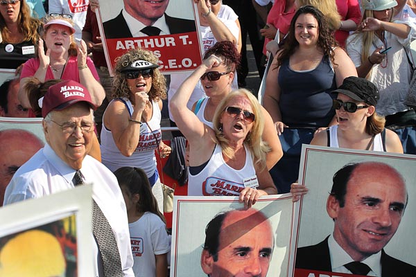 Protesters rally in support of recently restored Market Basket chief executive Arthur T. Demoulas.