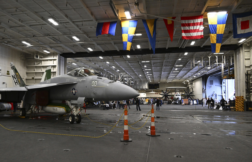 Un avión de combate F-18 se encuentra en el hangar del Theodore Roosevelt (CVN 71), un portaaviones de propulsión nuclear, anclado en la Base Naval de Busan en Busan, Corea del Sur, el sábado 22 de junio de 2024.