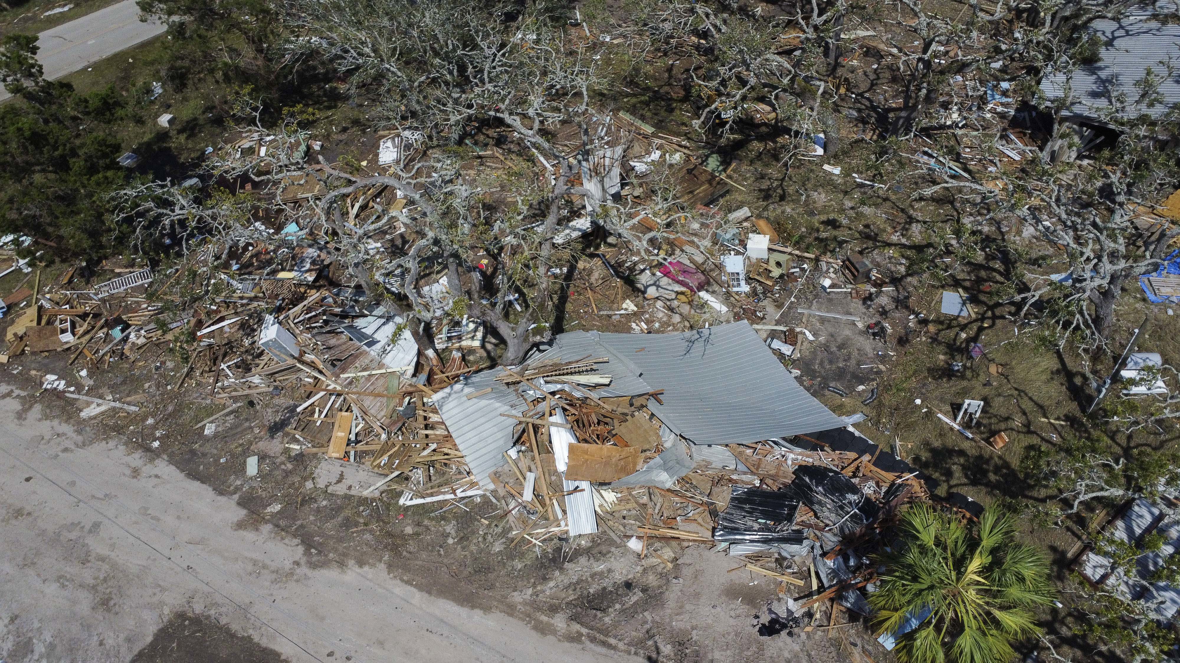 Madre embarazada de dos hijos está "completamente atrapada" en las inundaciones