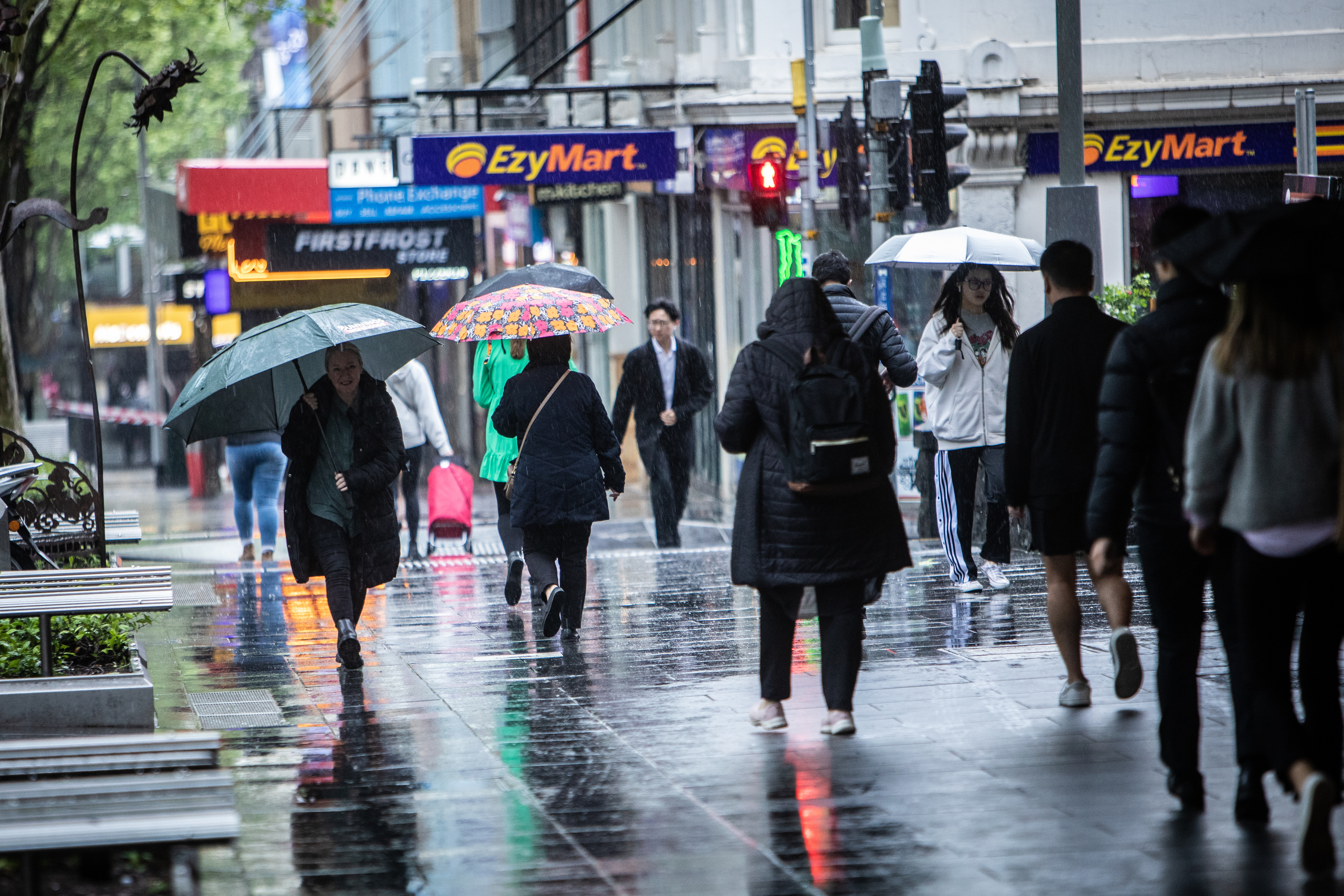 12.10.2022 The AgeBooking: 219068MelbournePhoto shows people on their way to work in Melbourne on Wednesday as the rain starts to hit. Photo: Scott McNaughton / The Age