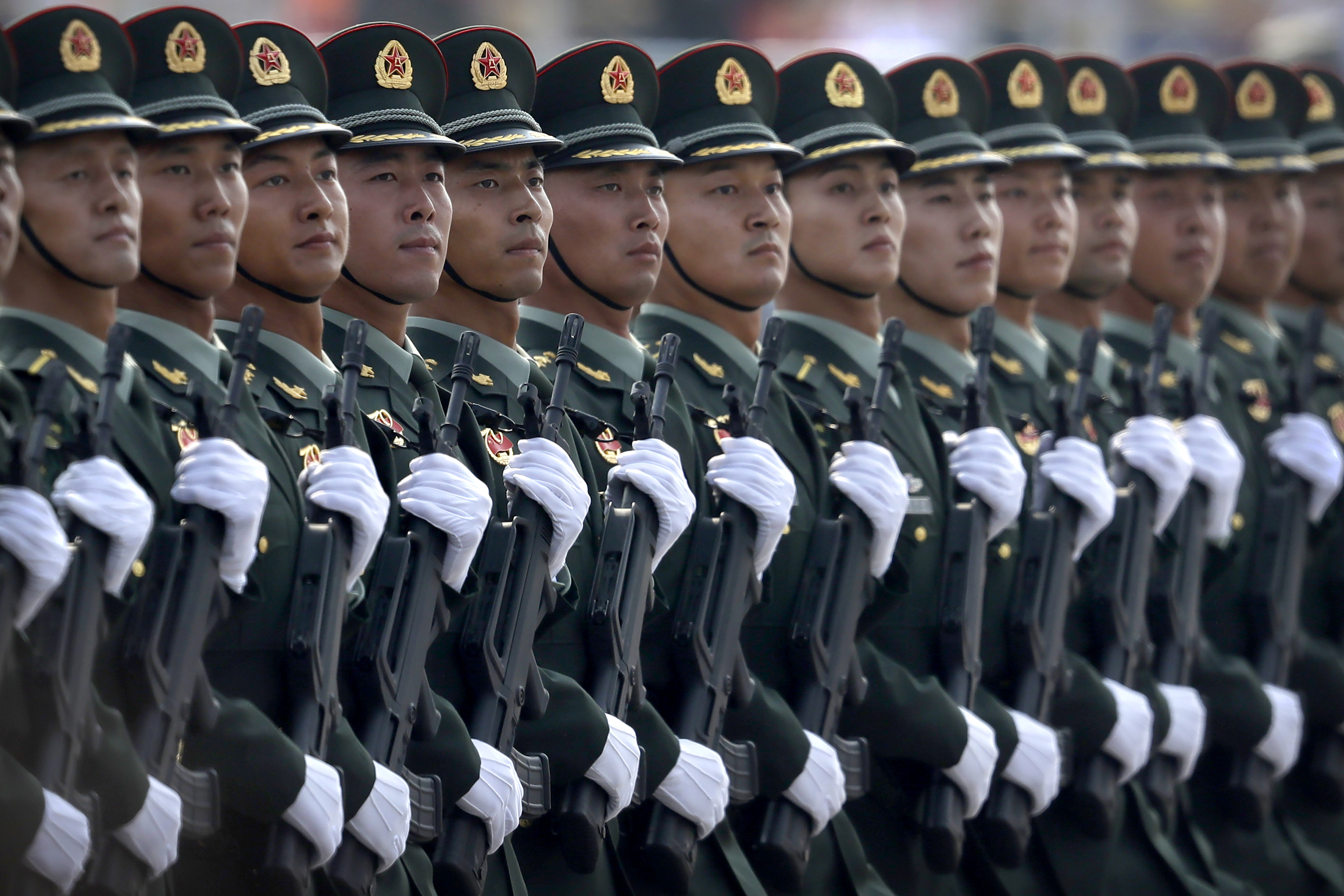 Soldados del Ejército Popular de Liberación (EPL) de China marchan en formación durante un desfile el 1 de octubre de 2019 para conmemorar el 70º aniversario de la fundación de la República Popular China.