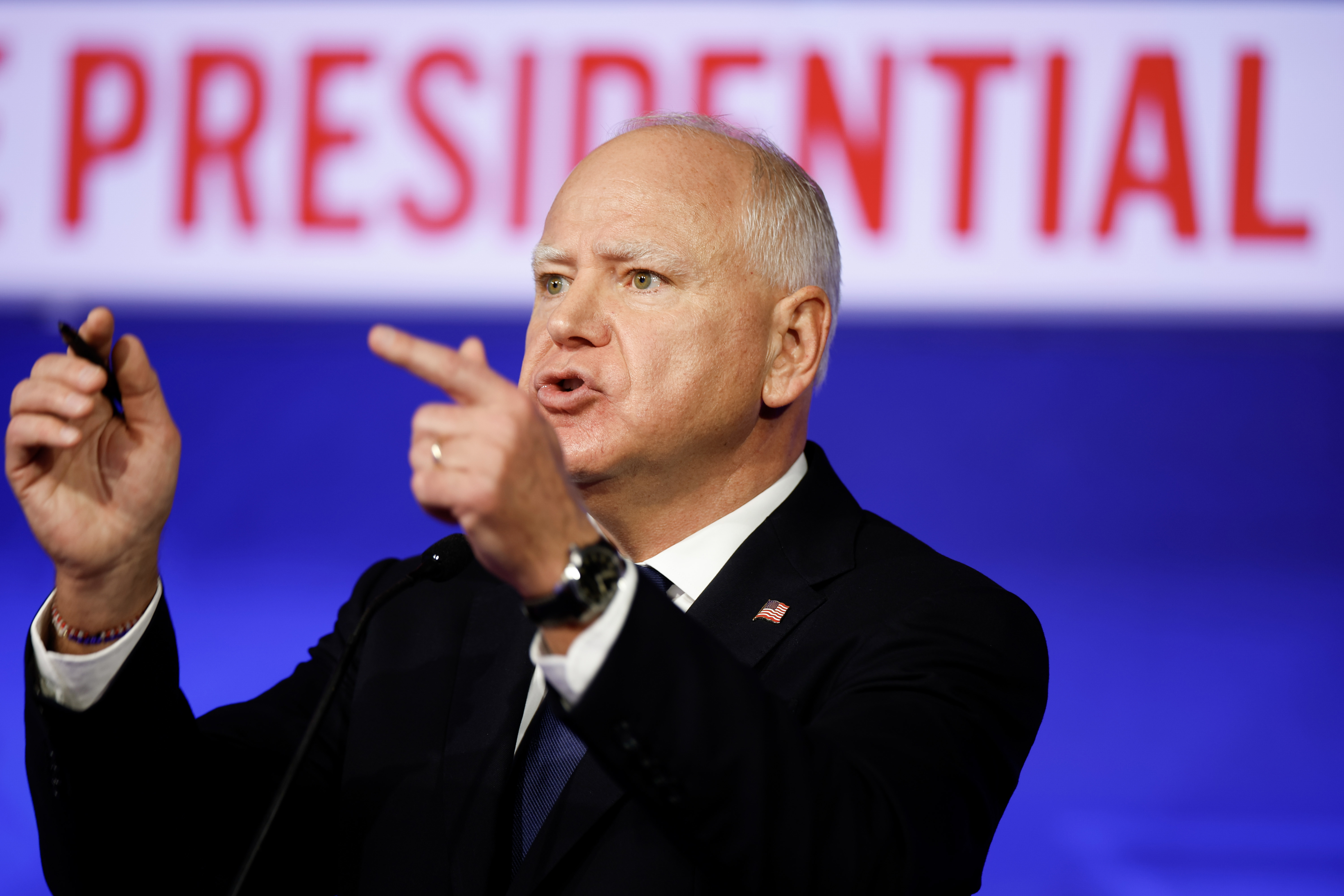 Tim Walz usa pulseras de la amistad de Taylor Swift durante el debate del vicepresidente de EE. UU.