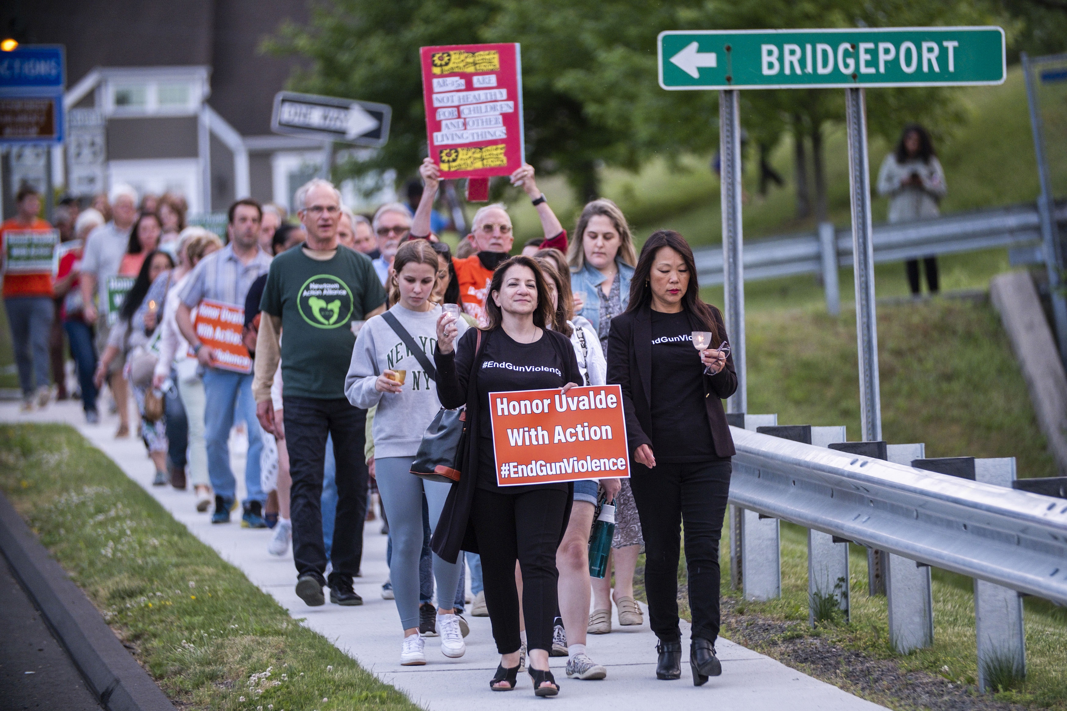 La gente marcha a lo largo de una calle local al final de una vigilia para solidarizarse con las familias de Uvalde, Texas, y exigir el fin de la violencia armada el jueves 26 de mayo de 2022 en Newtown, Connecticut.