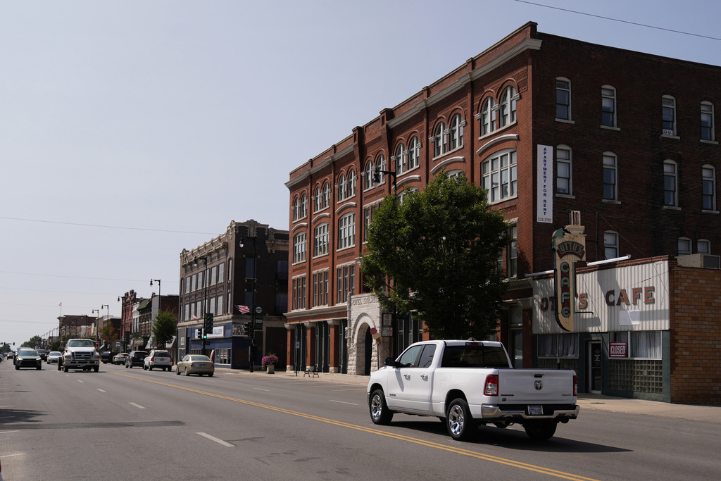 ARCHIVO - La gente conduce por el centro de Pittsburg, Kansas, el martes 10 de septiembre de 2024, que alberga una nueva clínica de Planned Parenthood que atiende a pacientes de Kansas, así como de los cercanos Missouri, Oklahoma, Arkansas, Texas y otros estados donde se han practicado abortos. volverse ilegal o difícil de conseguir. (Foto AP/Charlie Riedel, archivo)