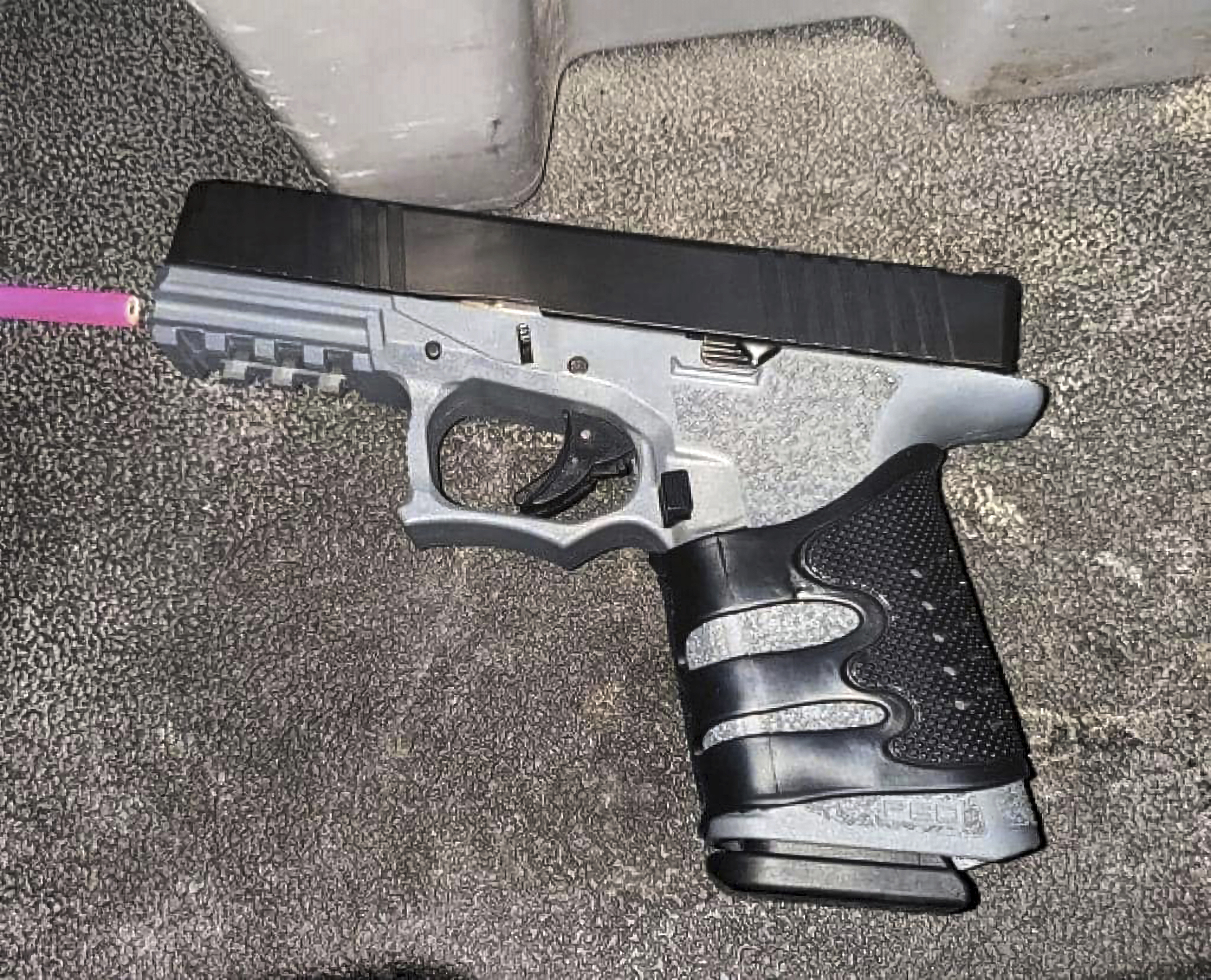 Un arma encontrada en posesión de Wesley Brownlee, quien fue arrestado el sábado 15 de octubre de 2022 en relación con una serie de tiroteos.