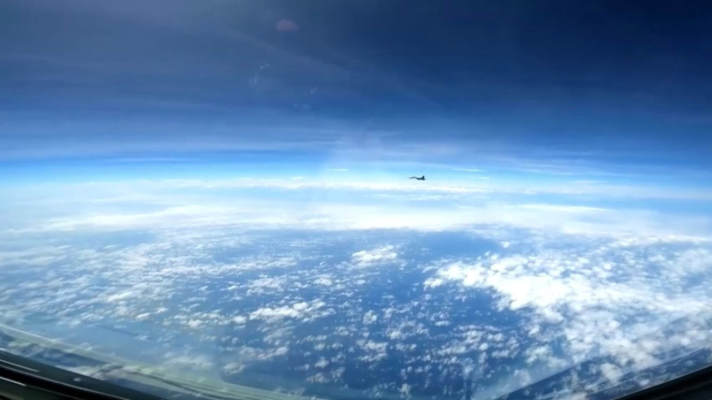 El avión voló justo en frente de la nariz del avión estadounidense, lo que lo obligó a volar a través de una fuerte turbulencia.