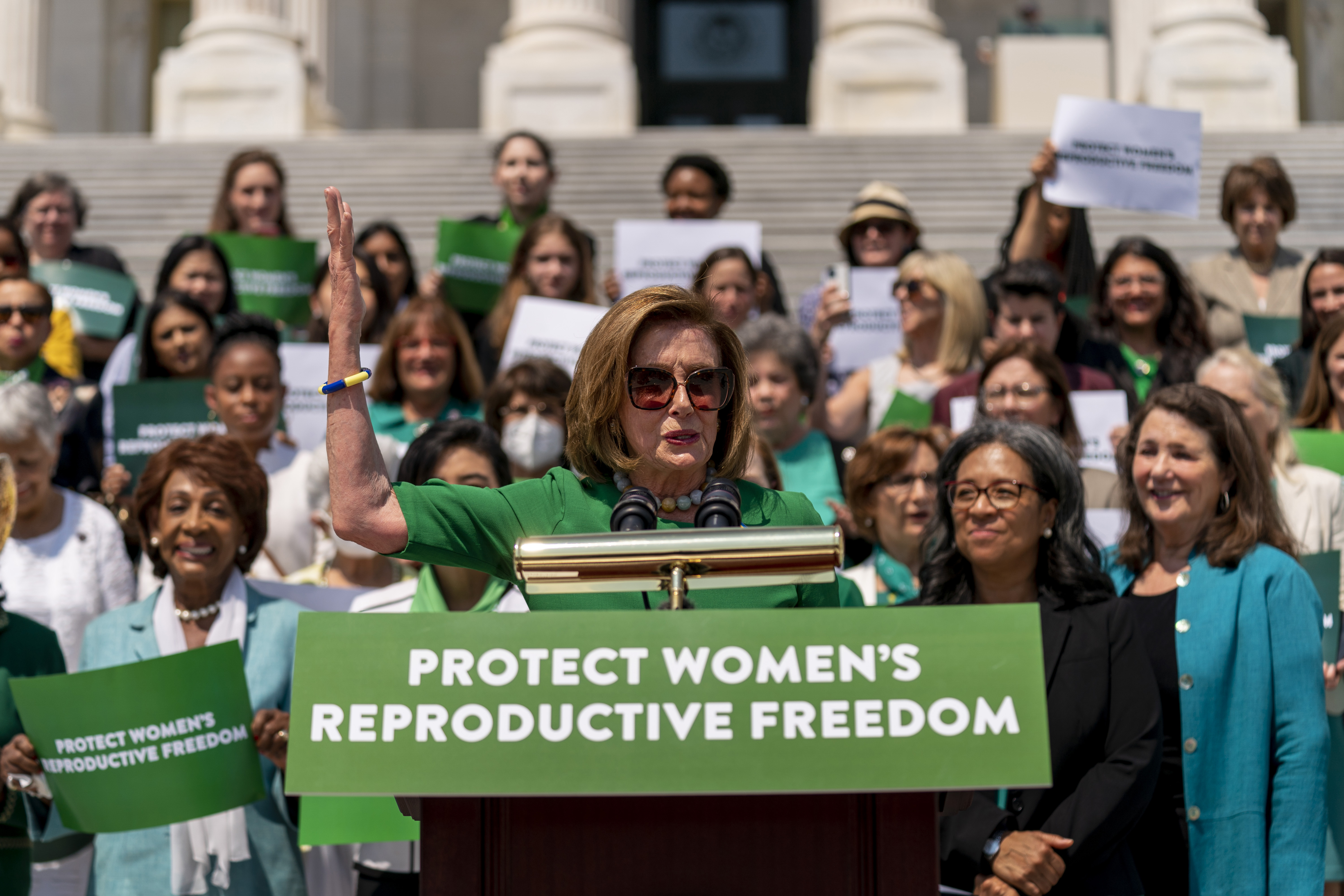 La presidenta de la Cámara de Representantes, Nancy Pelosi, de California, acompañada por demócratas de la Cámara de Representantes, habla en un evento antes de la votación de la Cámara sobre la Ley de Protección de la Salud de la Mujer y la Ley de Garantía del Derecho de la Mujer a la Libertad Reproductiva en el Capitolio de Washington, el viernes 15 de julio de 2022. (Foto AP/Andrew Harnik)