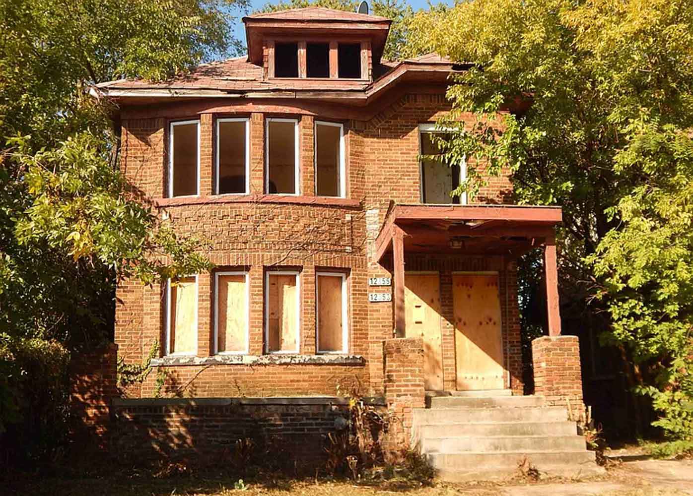 This six-bedroom house is on sale for $1500 in the US city of Detroit.