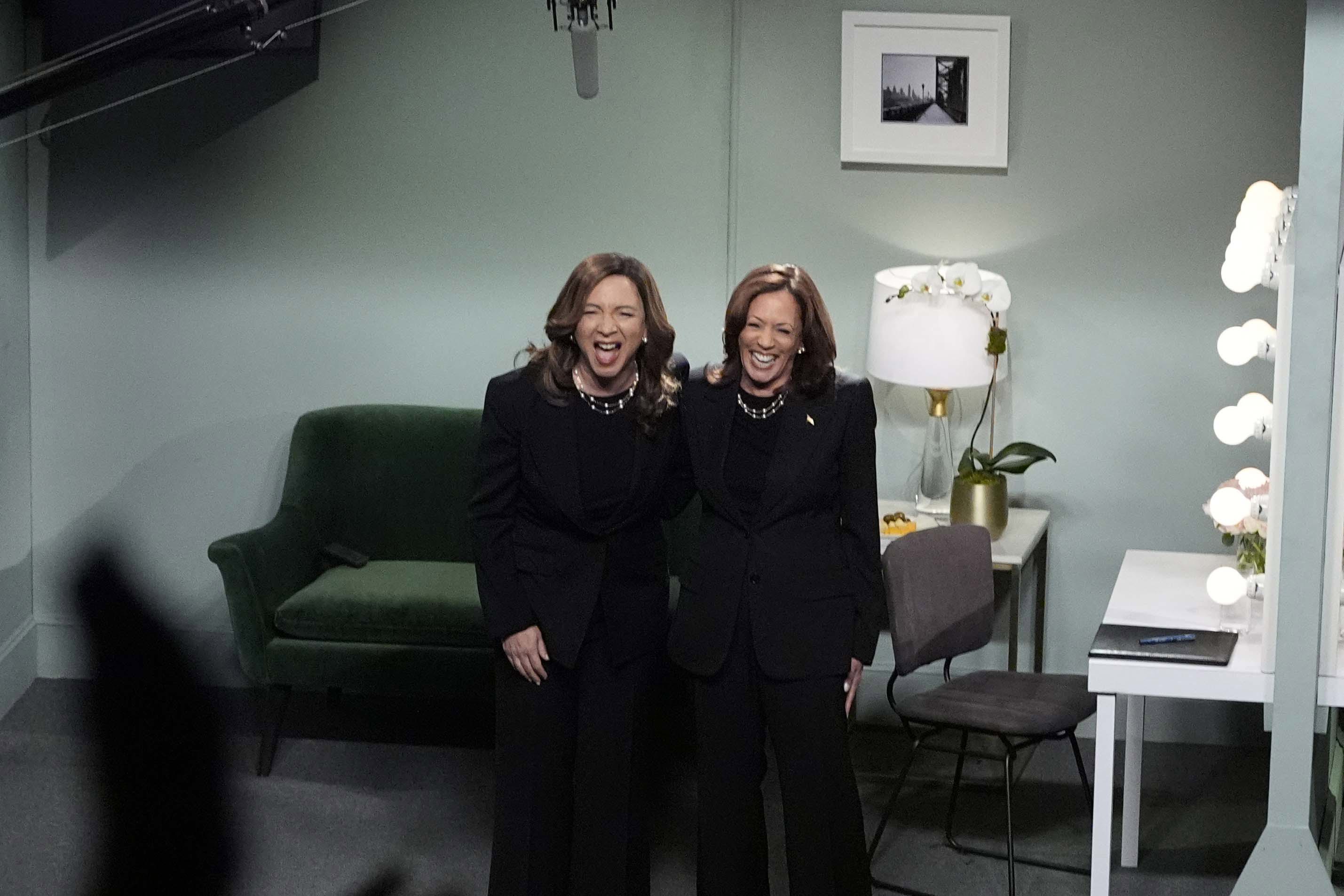 La vicepresidenta candidata demócrata a la presidencia, Kamala Harris, aparece en NBC "sábado noche en vivo," con Maya Rudolph, sábado 2 de noviembre de 2024 en Nueva York. Harris hizo un viaje no anunciado a Nueva York para parecer alejándose brevemente de los estados clave en los que ha estado haciendo campaña cuando faltan solo tres días para las elecciones. (Foto AP/Jacquelyn Martin)