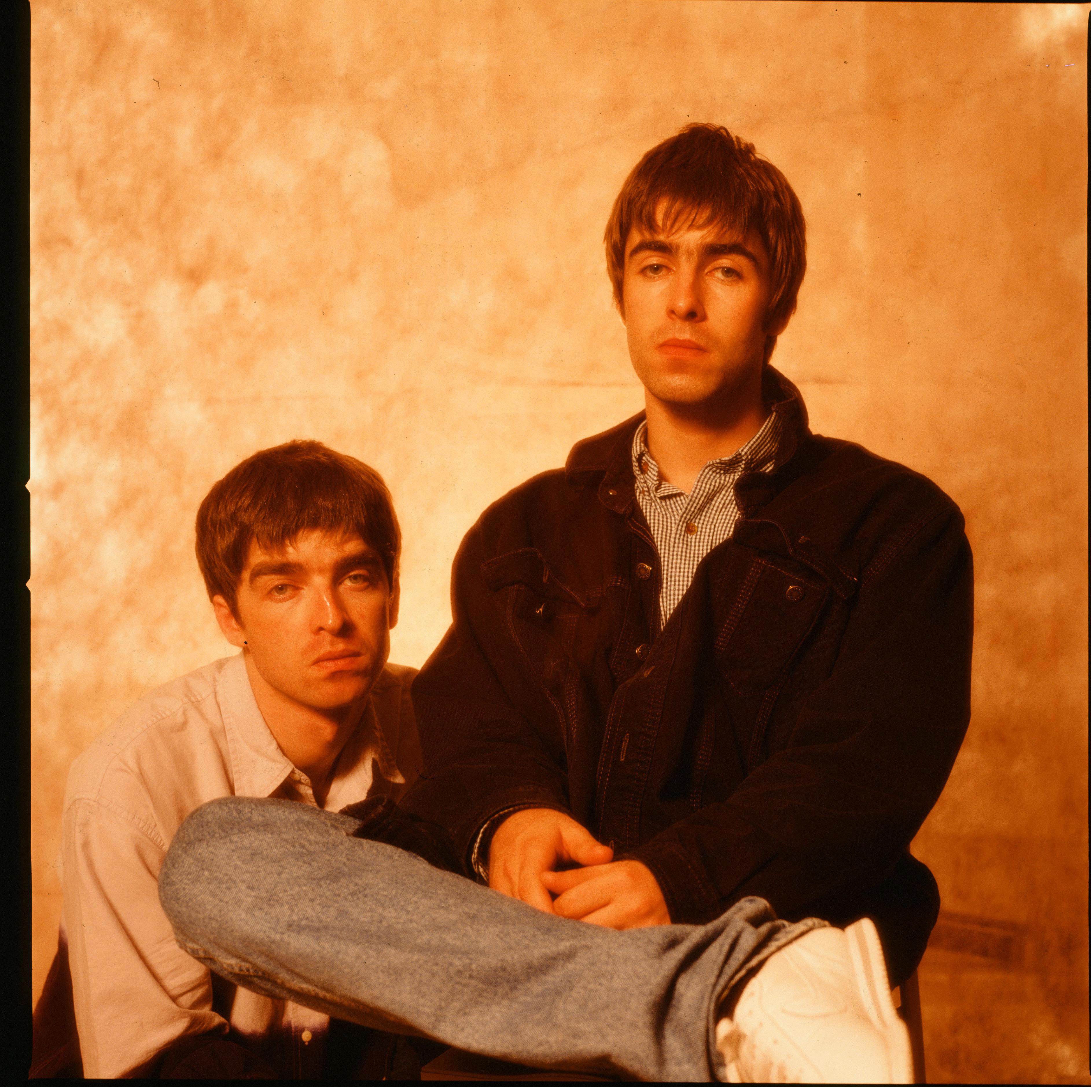 (MANDATORY CREDIT Koh Hasebe/Shinko Music/Getty Images) Noel Gallagher and Liam Gallagher of Oasis, at a photoshoot in a hotel in Tokyo, September 1994. (Photo by Koh Hasebe/Shinko Music/Getty Images)