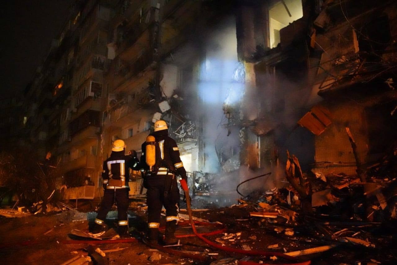 UKRAINE: APARTMENT BUILDING ON FIRE IN KYIV
