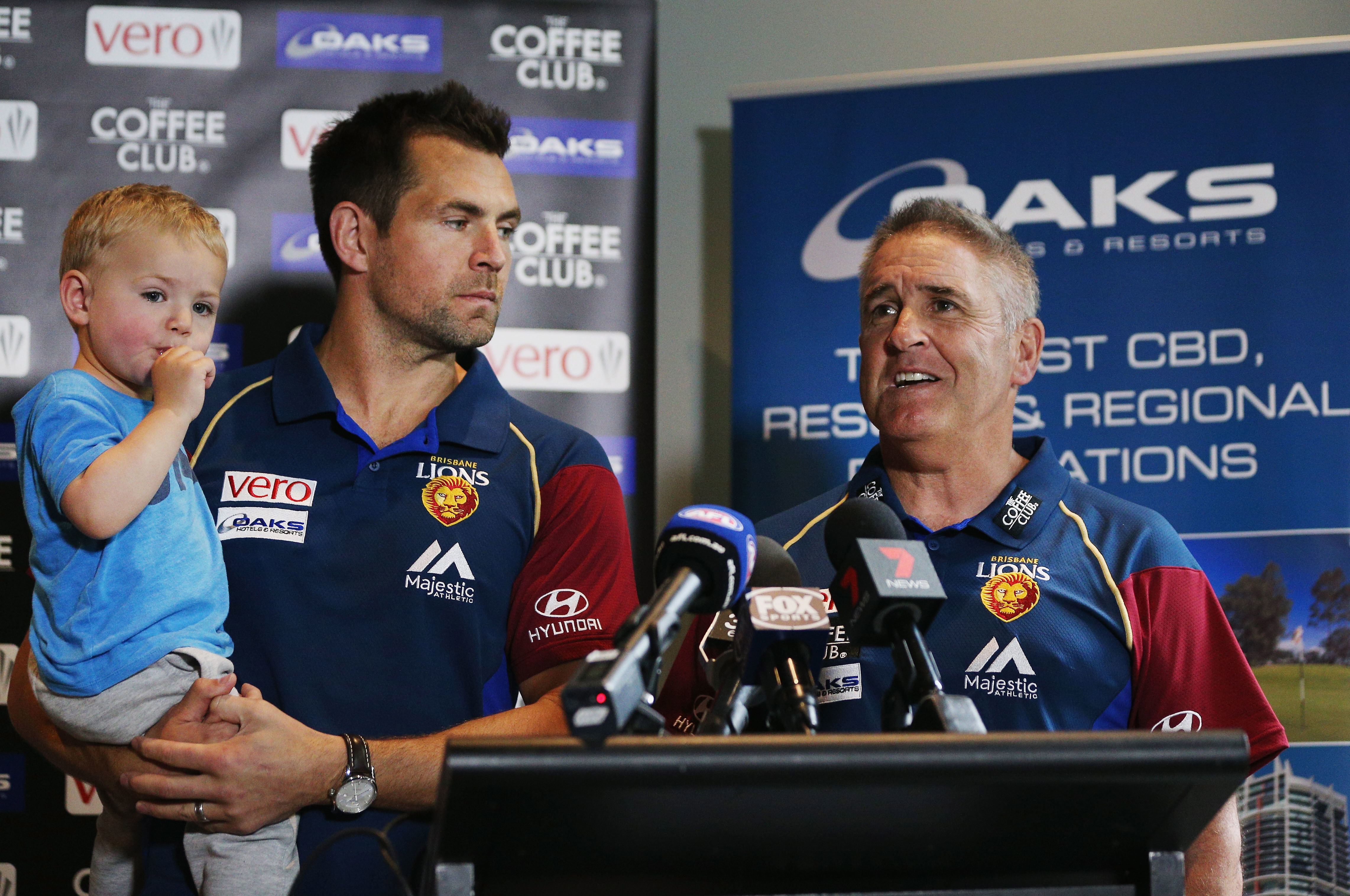 Chris Fagan and new recruit Luke Hodge  with son Leo address the media.