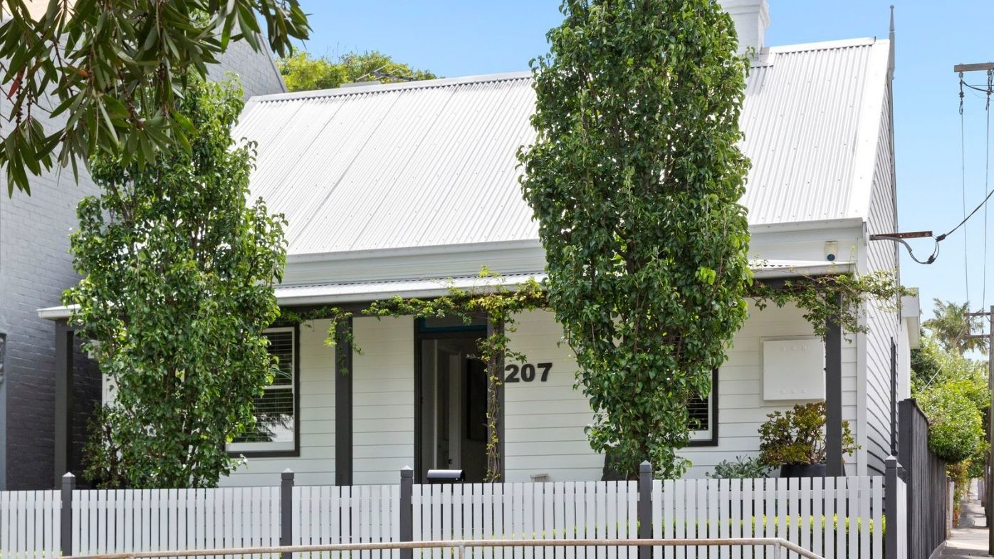 Australia auctions property real estate market analysis Melbourne Sydney