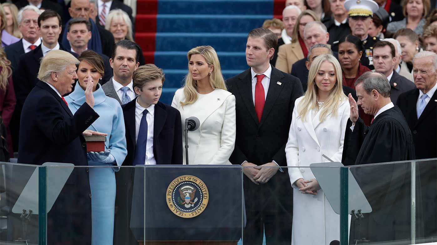 Donald Trump tomó juramento rodeado de su familia en 2017.