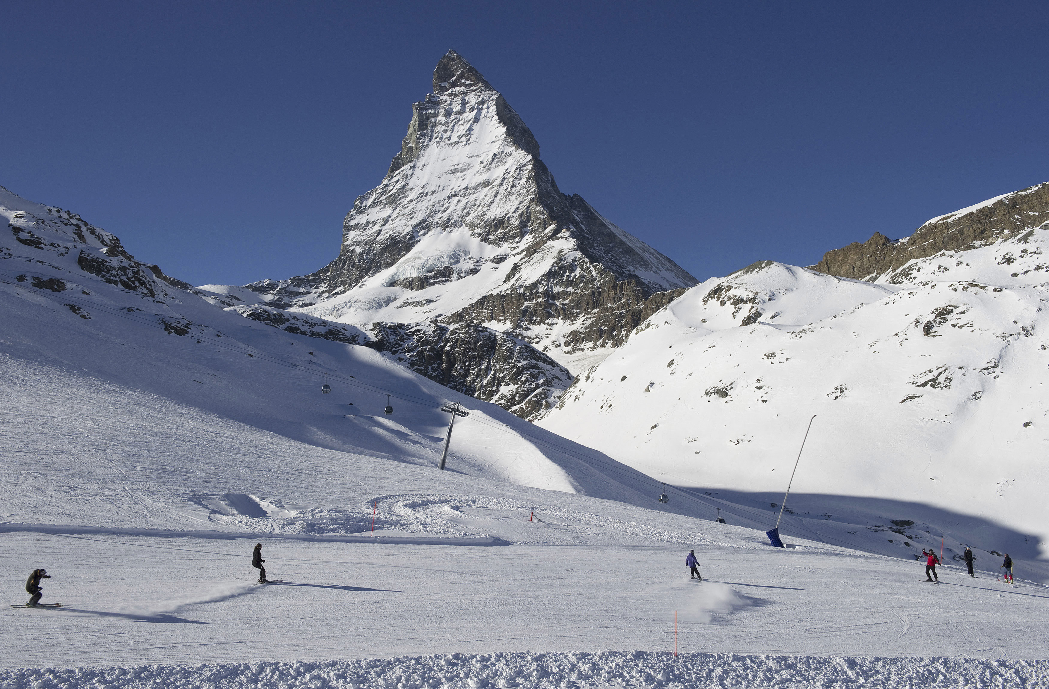 US teen and two other skiers killed in Swiss avalanche